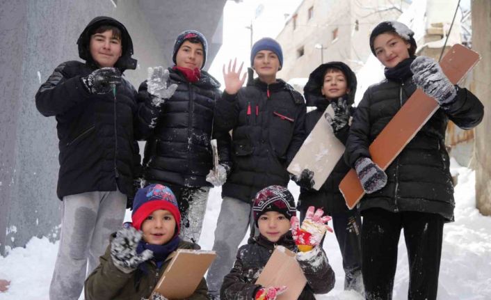 İkiz kardeşler ve aynı apartmanda yaşayan kuzenler karın keyfini hep beraber kayarak çıkardılar