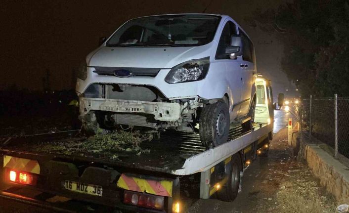 İnegöl’de kontrolden çıkan minibüs dere yatağına uçtu