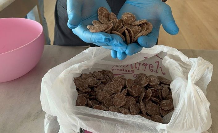 Isparta’da öğretmenler gününe tatlı bir dokunuş: gül ve elma aromalı ’Öğretmen Çikolatası’