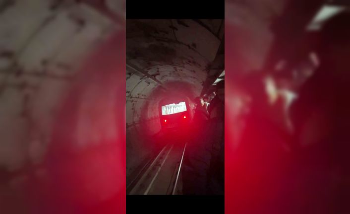İstanbul’da metro 5 durağı pas geçti, acil durdurma butonuna basan yolcular raylara inip yürüdü