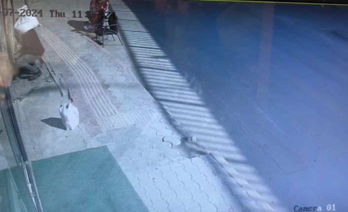 Kaldırımda yürüdüğü esnada kaşla göz arasında cep telefonunu çaldı: O anlar kamerada