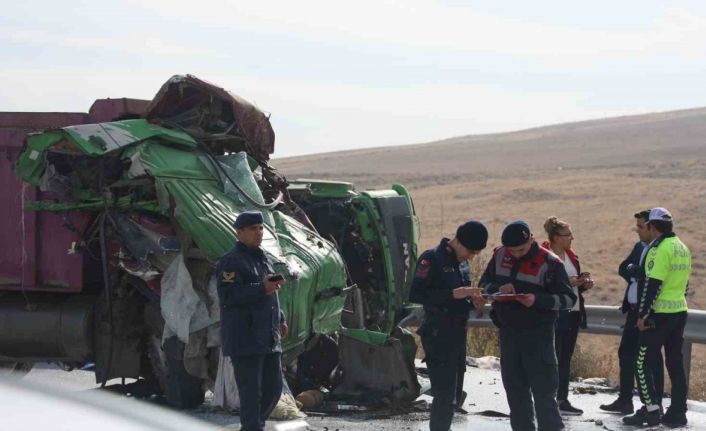 Kamyonların kafa kafaya çarpıştığı kazada hayatını kaybeden sürücülerin kimlikleri belli oldu