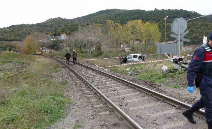 Kapalı bariyerden geçmek isteyen otomobile tren çarptı; 1’i ağır 2 yaralı
