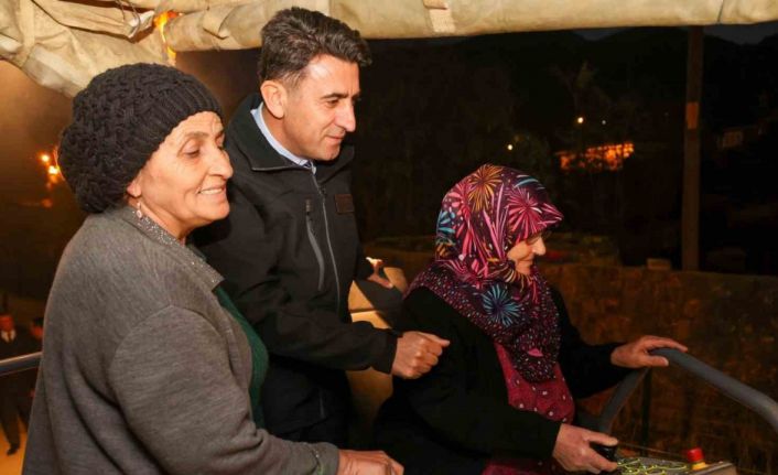 Kaptan koltuğundaki Narin ve Afiyet teyzeler köy yoluna ilk asfaltı döktü