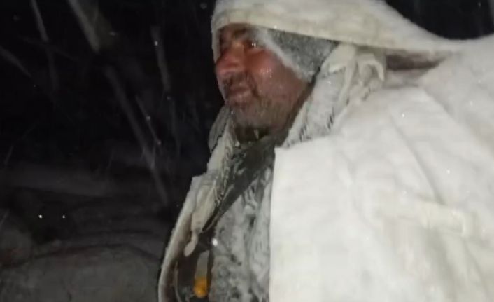 Kar ve tipide çadırları uçan çoban koyun sürüsüyle zor anlar yaşadı