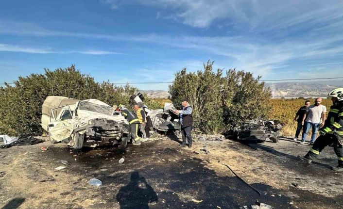 Karşı şeride geçen kamyonet otomobille kafa kafaya çarpıştı: 1 ölü 1 yaralı
