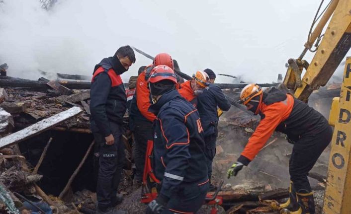 Kastamonu’da iki katlı ev küle döndü: Evdeki baba ve engelli oğlu aranıyor