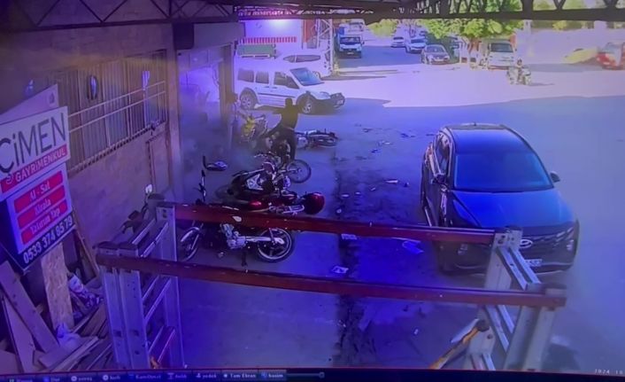 Kaza yapan genç aklına bile gelmedi: Hasar alan motoruna koşan vatandaşın o anları kamerada