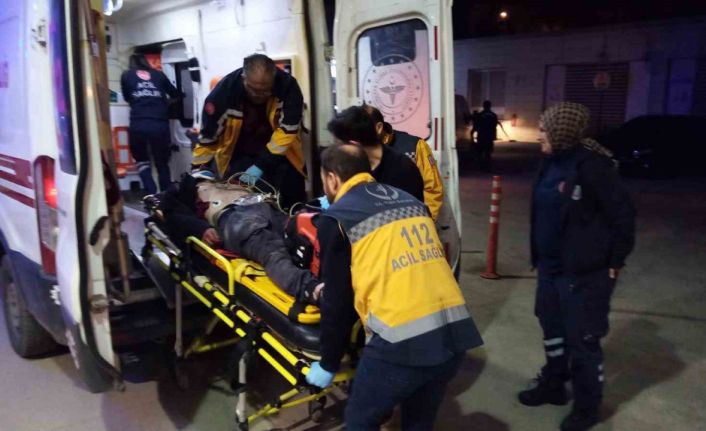 Kazada yerde sürüklenen sürücü başka otomobilin altına girdi