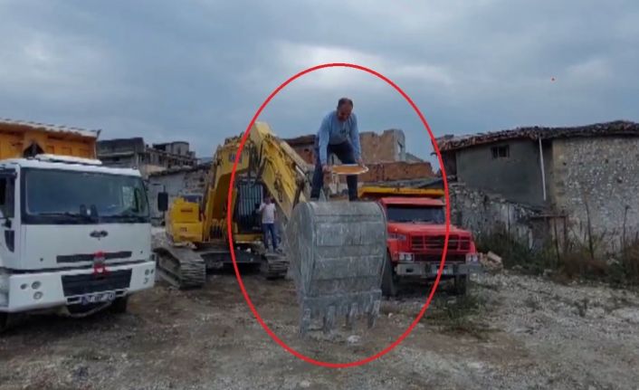 Kepçenin kovasında künefe çeviren operatörün o anları ilgi odağı oldu