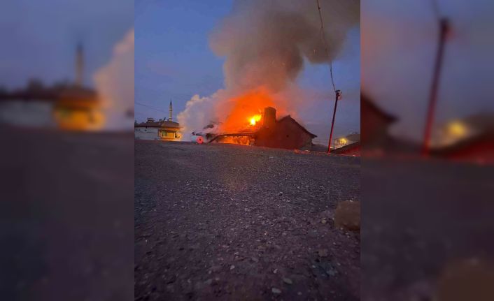 Kerpiç evde çıkan yangın paniğe neden oldu