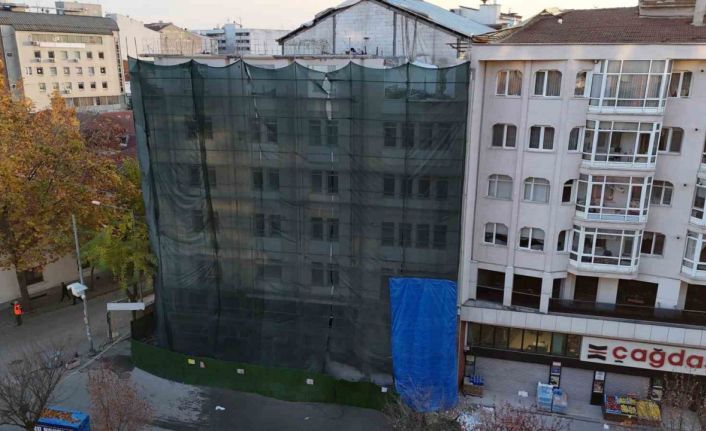 Kısmi göçük yaşanan binanın makine ile yıkımı için cadde ulaşıma kapatılacak