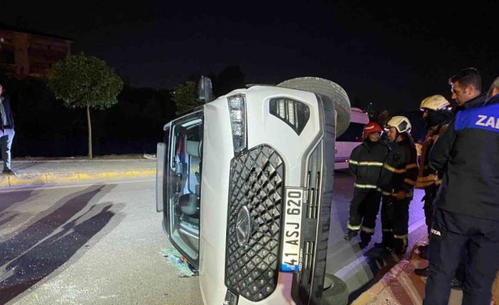 Kocaeli’de alkollü sürücünün kullandığı cip elektrik direğine çarpıp yan yattı: 2 yaralı