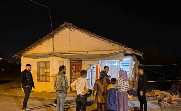 Kontrolden çıkan araç gecekonduya daldı, ortalık savaş alanına döndü: 3 yaralı