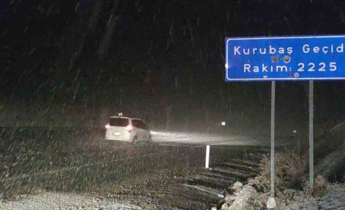Kurubaş ve Karabet geçitlerinde kar yağışı ve sis sürücülere zor anlar yaşattı