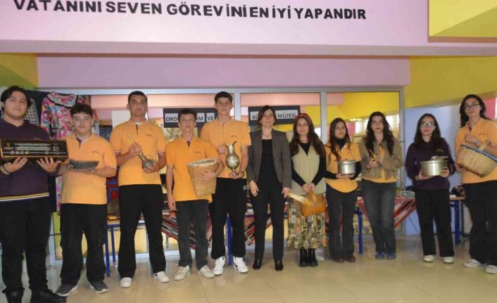 Liseli öğrenciler okul koridorunu 100 yıllık eserlerin olduğu tarihi müzeye çevirdi