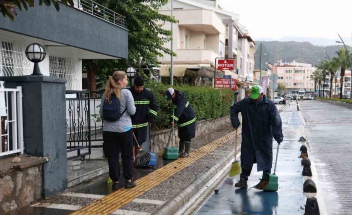 Marmaris’te belediye ekiplerinin yağmur mesaisi sürüyor