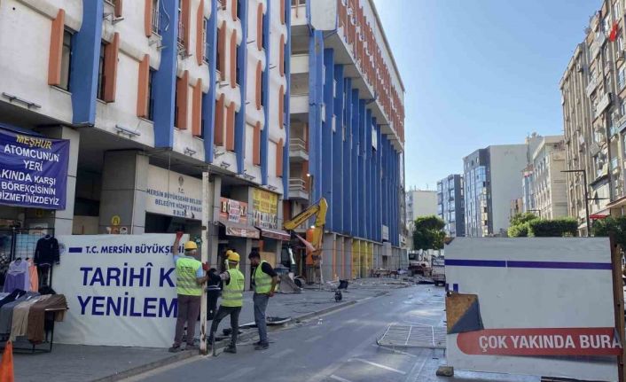 Mersin’in eski yapılarından Kırmızı-Lacivert ve Özel İdare iş hanlarının yıkımına başlandı