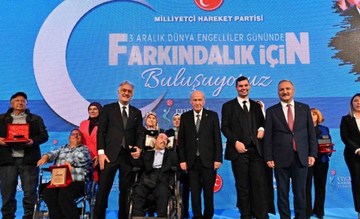 MHP Genel Başkanı Bahçeli, engelli bireylerin anne ve babasının elini öptü