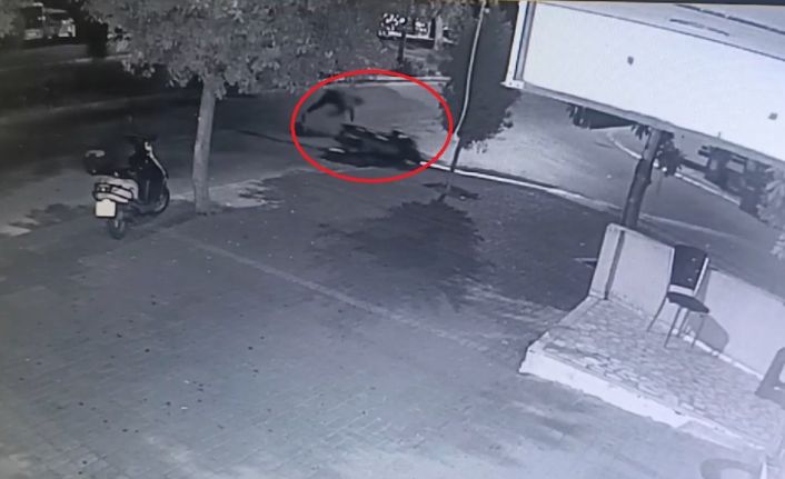 Motosikletteki 2 kişiye silahlı saldırının güvenlik kamerası görüntüleri ortaya çıktı