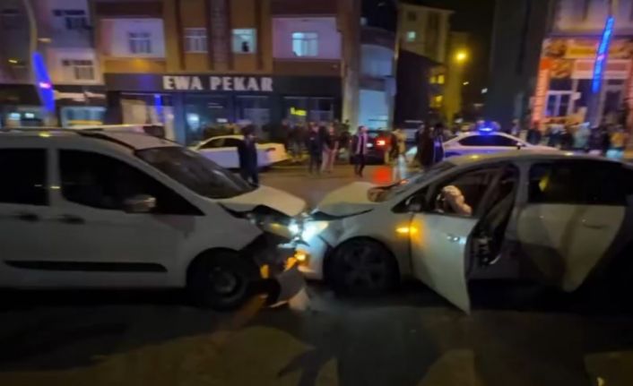 Muş’ta kazaya karışan iki otomobil savrularak çevredeki araçlara çarptı: 7 yaralı