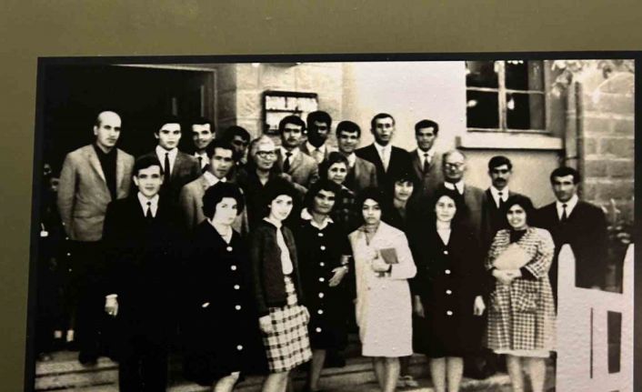 Müzede gezerken 14 yıl önce ölen annesinin fotoğrafını görünce şoke oldu