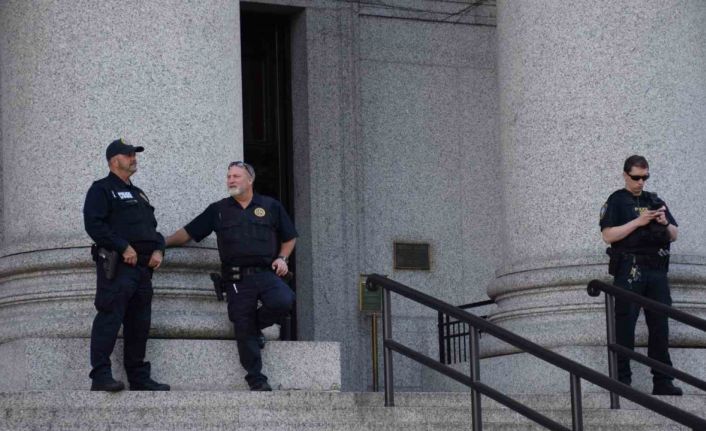 New York Belediye Başkanı Eric Adams’ın yolsuzluk davası 21 Nisan 2025’te başlıyor