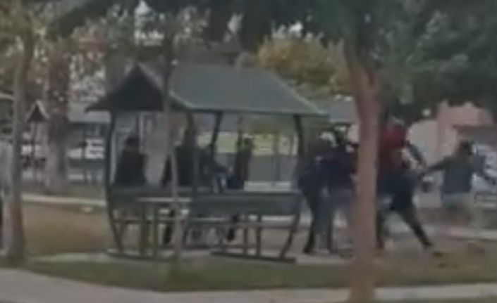 Öğrencilerin tekme tokat kavgası kamerada