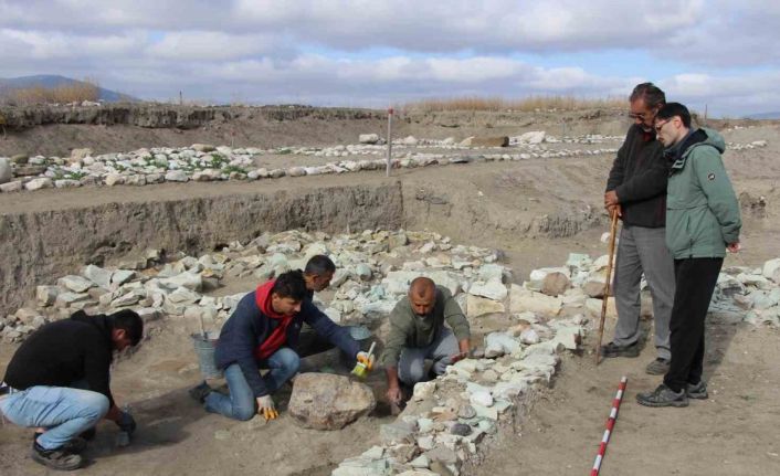 Oluz Höyük’te kutsal oda ve taş ortaya çıkarıldı: "Anadolu arkeolojisinde ilk”