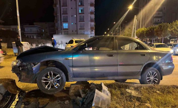 Otomobil orta refüje çıktı: 1 yaralı