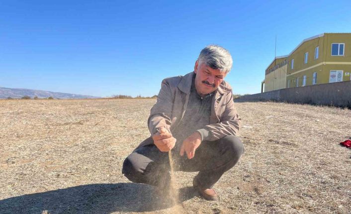 (ÖZEL) Eskişehir’de çiftçiler kuru toprağı ekip, yağmur için dua ediyor