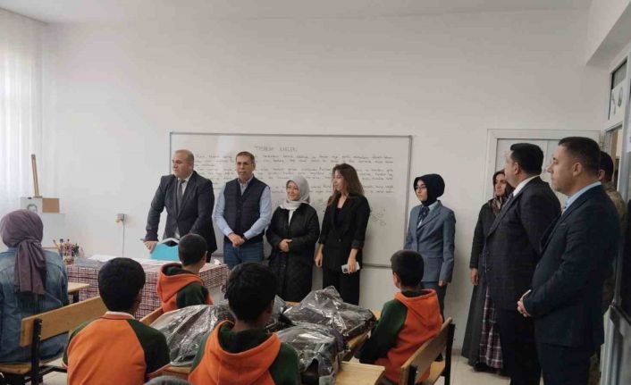 Patnoslu iş insanı Metin Esin’den bin öğrenciye giyim ve oyuncak yardımı