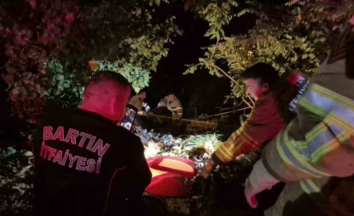 Polisin dikkati ırmak yatağına düşen şahsı kurtardı