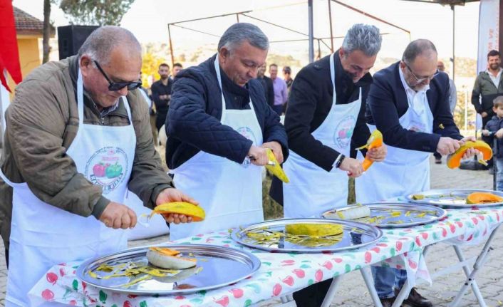 Protokol üyeleri kabak dilimini en kısa sürede soymak için yarıştı