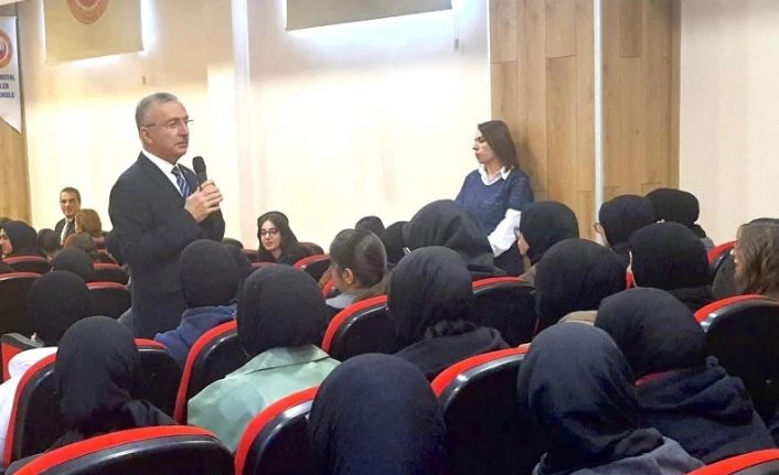 Rektör Levent lise öğrencilerine konferans verdi