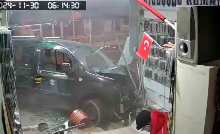 Rize’de hafif ticari araç iş yerine girdi o anlar güvenlik kamerasına yansıdı