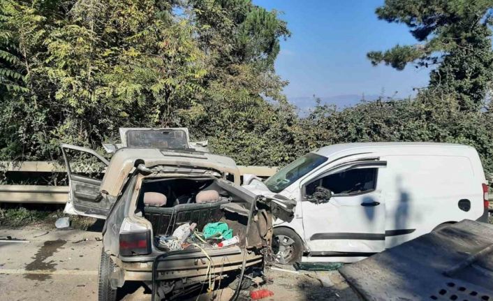 Sakarya’da otomobil ile hafif ticari araç çarpıştı: 1’i ağır 2 yaralı