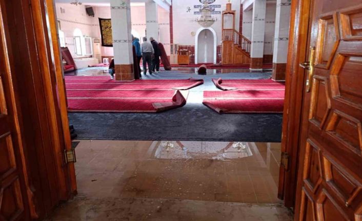 Şanlıurfa’da pes dedirten olay: Hortum çekip camiyi su altında bıraktılar