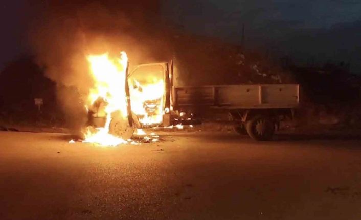 Seyir halindeki kamyonet alev alev yandı