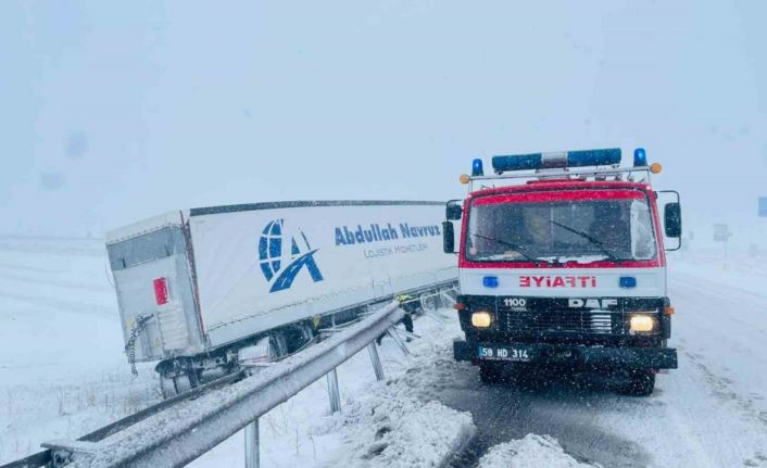 Sivas’ta kar ve kuvvetli fırtına kazayı da beraberinde getirdi: 1 yaralı