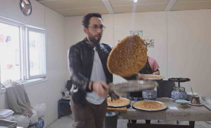 Sosyal medya fenomeni, takipçi sayısının 500 binin üzerine çıkmasını vatandaşlara künefe dağıtarak kutladı