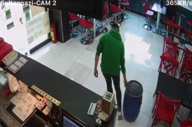 Sultangazi’de bir hırsız geri dönüşüm yalanı ile varil dolusu yağ çaldı: O anlar kamerada