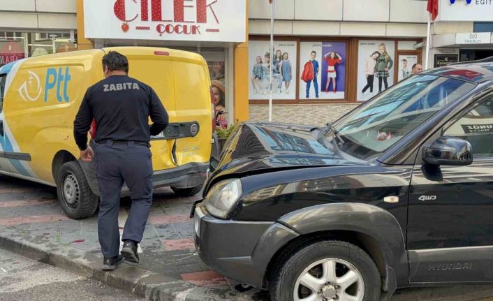 Sürücüsü rahatsızlanan cip, 7 araca ve kafenin masalarına çarptı: 2 kişi hafif yaralandı