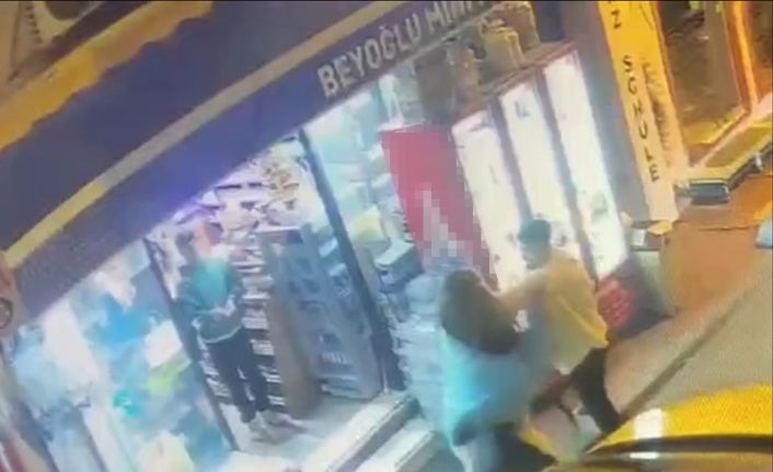 Taksim’de akılalmaz olay kamerada: ABD’li kadın eşinin yüzünü yaraladı, sokaktakilere saldırdı
