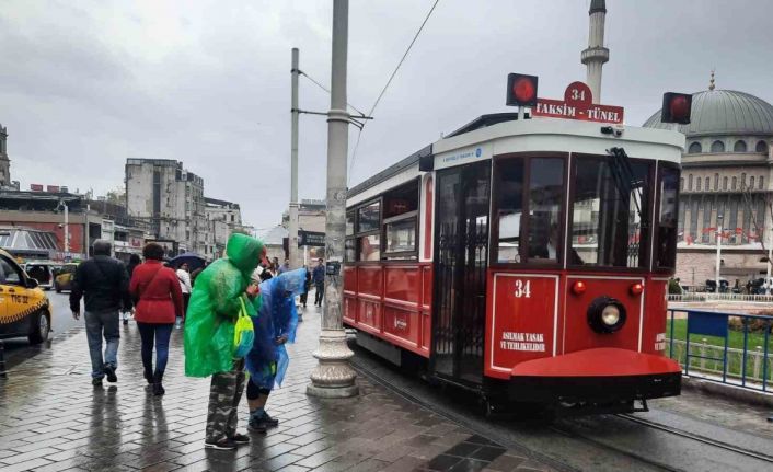 Taksim’de sağanak yağış etkili oldu: Lodos vatandaşlara zor anlar yaşattı