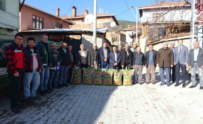 Tavşanlı’da doğal afetten zarar gören çiftçilere buğday tohumu dağıtıldı