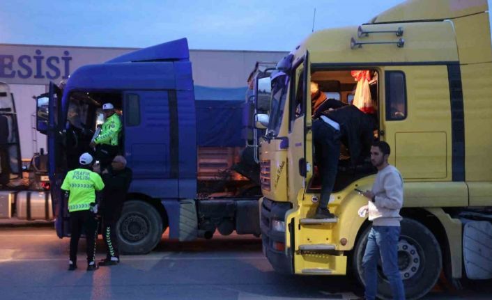 Tehlikeli hareket yaparak seyreden tırlar, polisten 30 kilometre kaçtı