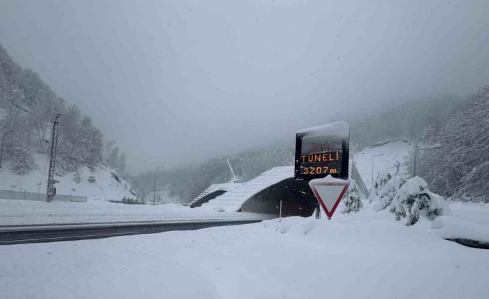 TEM’in Bolu Dağı Tüneli geçişinde kar yağışı etkili oluyor: Ulaşım rahat