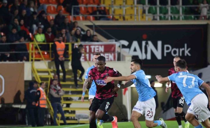 Trendyol Süper Lig: Alanyaspor: 1 - Trabzonspor: 1 (İlk yarı)