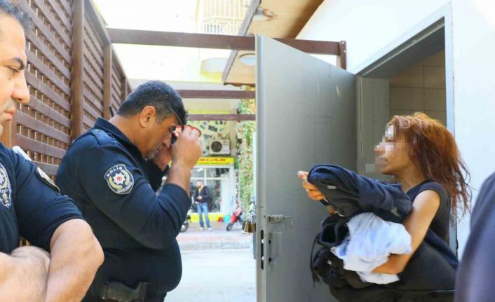Tuvalette çığlıklarıyla polisi alarma geçirdi, kapıyı açınca ’sizleri seviyorum’ dedi